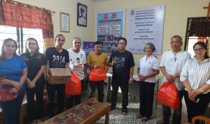 Mayjen (Purn) Yulius Selvanus Komaling melalui tim pemenangannya berbagi kasih