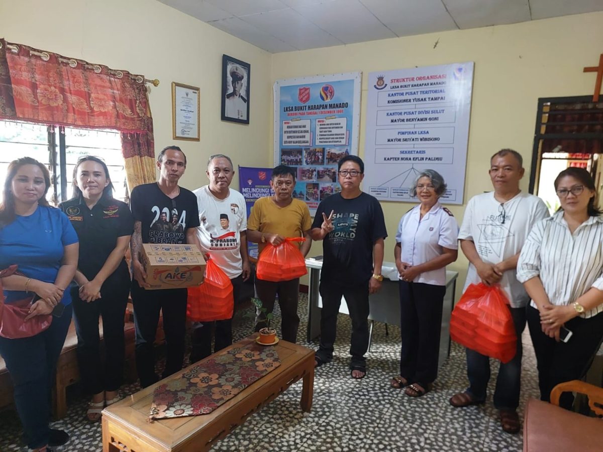 Mayjen (Purn) Yulius Selvanus Komaling melalui tim pemenangannya berbagi kasih