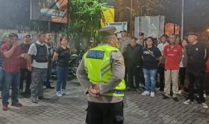 Polsek Tikala bersama personel Polresta Manado mengintensifkan Kegiatan Rutin yang Ditingkatkan (KRYD) di wilayah hukum Polresta Manado, fokusnya di Kelurahan Banjer, Kecamatan Tikala, Kota Manado, Sabtu (27/4/2024).