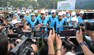 Dalam kesempatan tersebut, Direktur Utama PLN Darmawan Prasodjo (tengah) menyampaikan, pihaknya tengah bersiaga penuh terhadap sistem kelistrikan, personel hingga infrastruktur pendukung untuk menghadirkan momen lebaran tahun ini tanpa gangguan kelistrikan.