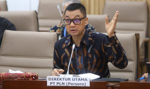 Direktur Utama PLN Darmawan Prasodjo saat menyampaikan paparan dalam Rapat Dengar Pendapat dengan Komisi VI DPR RI di Jakarta pada Rabu (3/4).