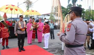 Kapolres Kotamobagu AKBP Dasveri Abdi bersama Forkopimda dan segenap personel Polres Kotamobagu menyambut kedatangan Kapolda Sulawesi Utara Irjen Pol Yudhiawan dan Ketua Bhayangkari Sulut Ny. Yunita Yudhiawan di Mako Polres Kotamobagu, Jumat (26/4/2024) sore.
