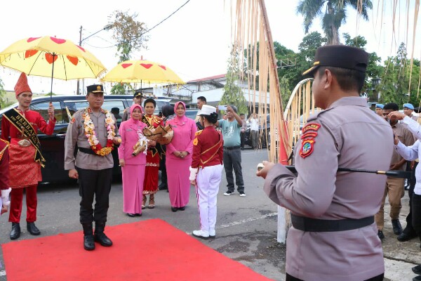 Kapolres Kotamobagu AKBP Dasveri Abdi bersama Forkopimda dan segenap personel Polres Kotamobagu menyambut kedatangan Kapolda Sulawesi Utara Irjen Pol Yudhiawan dan Ketua Bhayangkari Sulut Ny. Yunita Yudhiawan di Mako Polres Kotamobagu, Jumat (26/4/2024) sore.