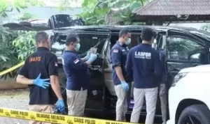 Korban diduga berinisial Brigadir RAT adalah anggota Satlantas Polresta Manado, Sulawesi Utara. Ia ditemukan tewas di dalam mobil dengan luka tembak di bagian kepala.