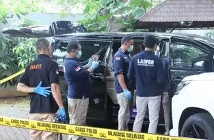 Korban diduga berinisial Brigadir RAT adalah anggota Satlantas Polresta Manado, Sulawesi Utara. Ia ditemukan tewas di dalam mobil dengan luka tembak di bagian kepala.