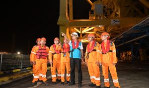 Direktur Utama PLN Darmawan Prasodjo (tiga dari kanan) bersama petugas PLN Nusantara Power mengecek jetty yang menjadi lokasi bongkar muat batubara di PLTU Paiton pada Jumat (5/4). PLN memastikan ketersediaan batubara di PLTU Paiton pada masa siaga Hari Raya Idul Fitri 1445 Hijriah dalam kondisi aman yaitu lebih dari 20 hari operasi.