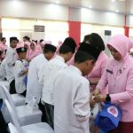 Bhayangkari Daerah Sulawesi Utara menyerahkan bantuan Kartu BPJS kepada anak-anak Panti Asuhan Nurul Hidayah, dalam rangka peringatan Hari Ulang Tahun ke-44 Yayasan Kemala Bhayangkari.