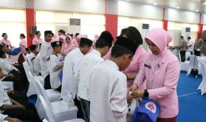 Bhayangkari Daerah Sulawesi Utara menyerahkan bantuan Kartu BPJS kepada anak-anak Panti Asuhan Nurul Hidayah, dalam rangka peringatan Hari Ulang Tahun ke-44 Yayasan Kemala Bhayangkari.