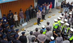Kombes Pol Julianto Sirait, Kepala Kepolisian Resor Kota Manado, menunjukkan komitmen yang kuat terhadap penegakan hukum saat memimpin personelnya dalam mengamankan pelaksanaan eksekusi oleh Pengadilan Negeri Manado di Kelurahan Titiwungan Utara, Rabu (24/4/2024).