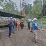 Petugas PLN Unit Layanan Pelanggan (ULP) Tagulandang melakukan pemeriksaan instalasi jaringan listrik pasca erupsi Gunung Ruang
