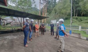 Petugas PLN Unit Layanan Pelanggan (ULP) Tagulandang melakukan pemeriksaan instalasi jaringan listrik pasca erupsi Gunung Ruang