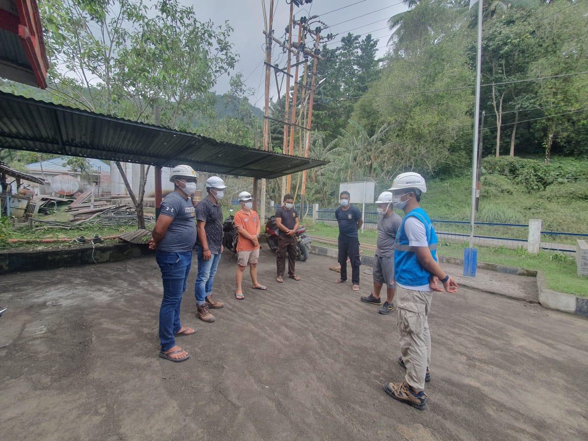 Petugas PLN Unit Layanan Pelanggan (ULP) Tagulandang melakukan pemeriksaan instalasi jaringan listrik pasca erupsi Gunung Ruang