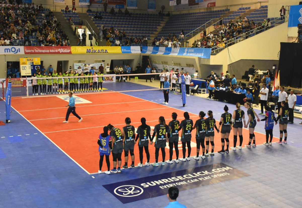 Pemain Jakarta Electric PLN saat melawan Jakarta BIN pada lanjutan PLN Mobile Proliga 2024 di Palembang, Kamis (9/5).