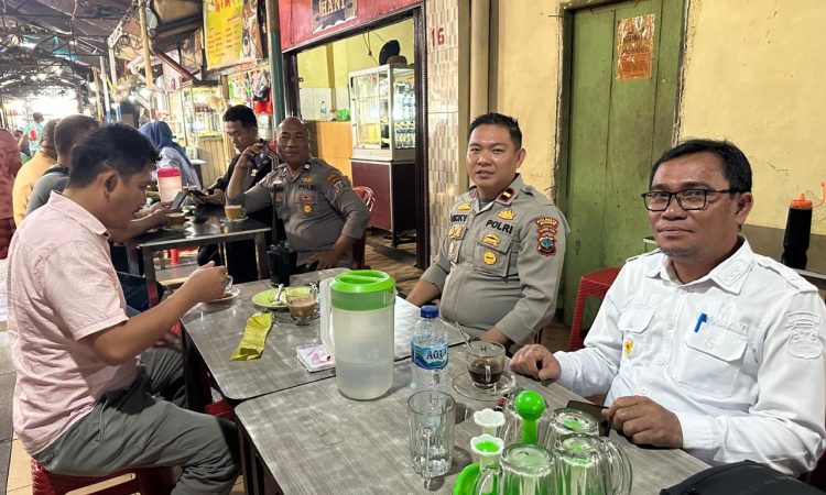 Kapolsek Singkil, Ipda Nicky Winerungan, memimpin acara Coffee Morning. Acara tersebut dihadiri oleh Camat Singkil dan para Lurah Singkil dalam upaya bersama menghadapi hari raya Lebaran dan pendataan para pengungsi erupsi Gunung Ruang Sitaro, Rabu (23/4/2024).