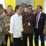 Presiden Republik Indonesia, Joko Widodo (ketiga dari kiri) saat melakukan kunjungan ke Periklindo Electric Vehicle Show (PEVS) 2024, di JIExpo, Kemayoran (3/05) didampingi oleh Menteri Perdagangan, Agus Gumiwang (kedua dari kiri), dan Direktur Utama PLN, Darmawan Prasodjo (ketiga dari kanan) sebagai bentuk dukungan dalam pengembangan ekosistem kendaraan listrik di Indonesia.