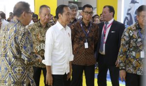 Presiden Republik Indonesia, Joko Widodo (ketiga dari kiri) saat melakukan kunjungan ke Periklindo Electric Vehicle Show (PEVS) 2024, di JIExpo, Kemayoran (3/05) didampingi oleh Menteri Perdagangan, Agus Gumiwang (kedua dari kiri), dan Direktur Utama PLN, Darmawan Prasodjo (ketiga dari kanan) sebagai bentuk dukungan dalam pengembangan ekosistem kendaraan listrik di Indonesia.