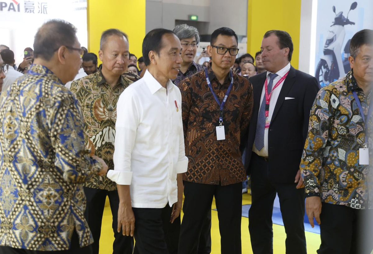 Presiden Republik Indonesia, Joko Widodo (ketiga dari kiri) saat melakukan kunjungan ke Periklindo Electric Vehicle Show (PEVS) 2024, di JIExpo, Kemayoran (3/05) didampingi oleh Menteri Perdagangan, Agus Gumiwang (kedua dari kiri), dan Direktur Utama PLN, Darmawan Prasodjo (ketiga dari kanan) sebagai bentuk dukungan dalam pengembangan ekosistem kendaraan listrik di Indonesia.