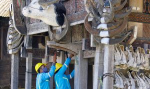 Petugas PLN melakukan penyambungan listrik bagi pelanggan baru di Toraja, Sulawesi Selatan. Percepatan penyambungan pelanggan yang dilakukan PLN juga sangat berdampak terhadap peningkatan penjualan di tahun 2023. Sepanjang tahun 2023, PLN berhasil menambah 3,5 juta sambungan pelanggan.