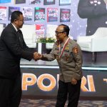Museum Rekor Dunia Indonesia (MURI) memberikan penghargaan kepada Asisten Kapolri bidang Sumber Daya Manusia (As SDM Kapolri) Irjen Dedi Prasetyo.