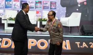 Museum Rekor Dunia Indonesia (MURI) memberikan penghargaan kepada Asisten Kapolri bidang Sumber Daya Manusia (As SDM Kapolri) Irjen Dedi Prasetyo.