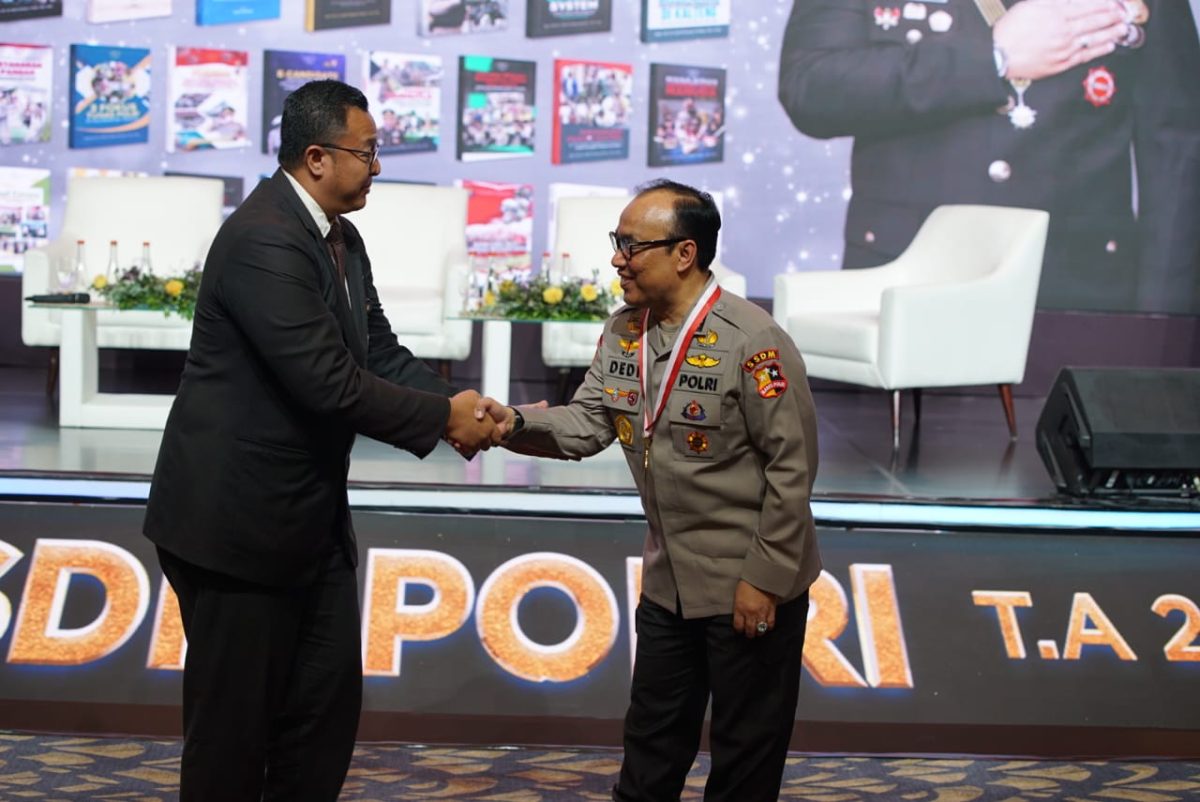 Museum Rekor Dunia Indonesia (MURI) memberikan penghargaan kepada Asisten Kapolri bidang Sumber Daya Manusia (As SDM Kapolri) Irjen Dedi Prasetyo.