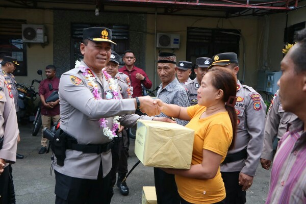 Kapolres Kepulauan Sangihe AKBP Dhana Ananda Syahputra dan jajaran menyambut kadatangan Kapolda Sulawesi Utara Irjen Pol Yudhiawan dan rombongan di Mapolres Kepulauan Sangihe, Kamis (30/5/2024).