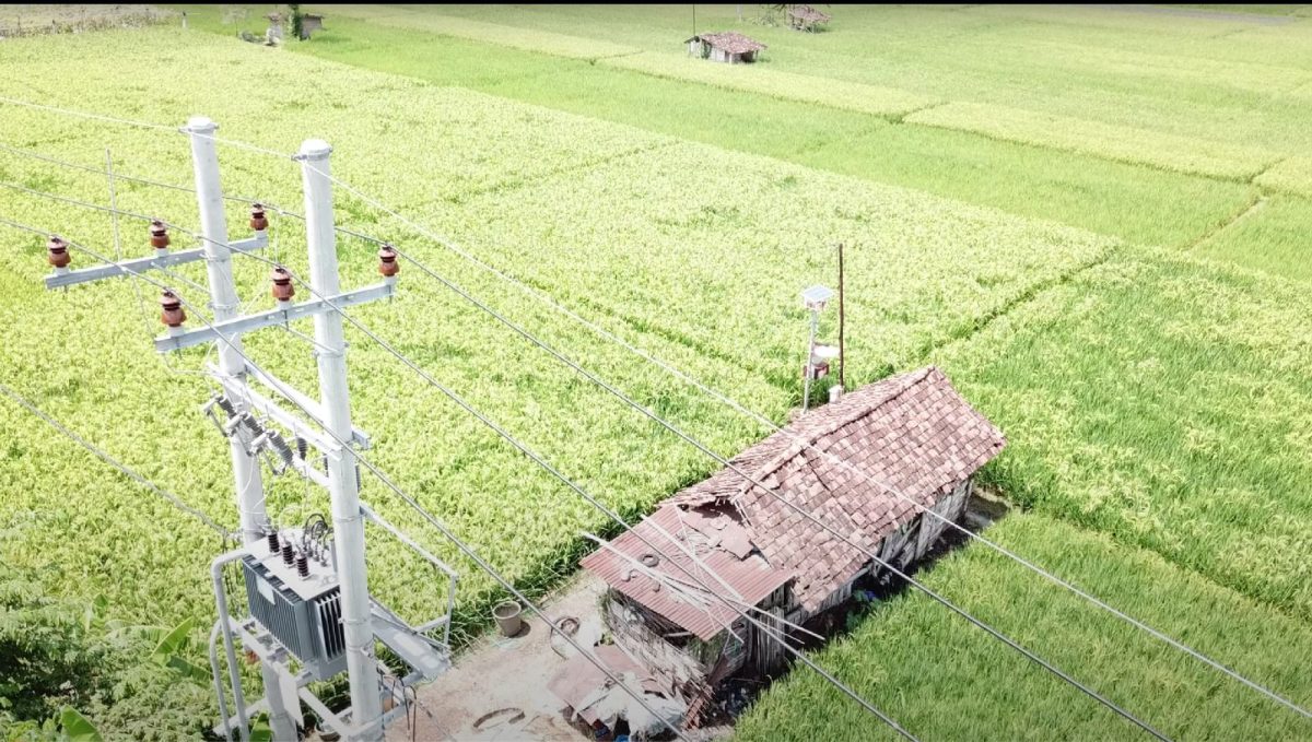 Jaringan tegangan listrik di areal persawahan Desa Sukorejo, Ponorogo, Jawa Timur. PLN menghadirkan program electrifying agriculture yang mendorong petani menggunakan teknologi berbasis listrik dalam proses pertaniannya. Program electrifying agriculture juga sukses meningkatkan produktivitas pelaku usaha di sektor pertanian.