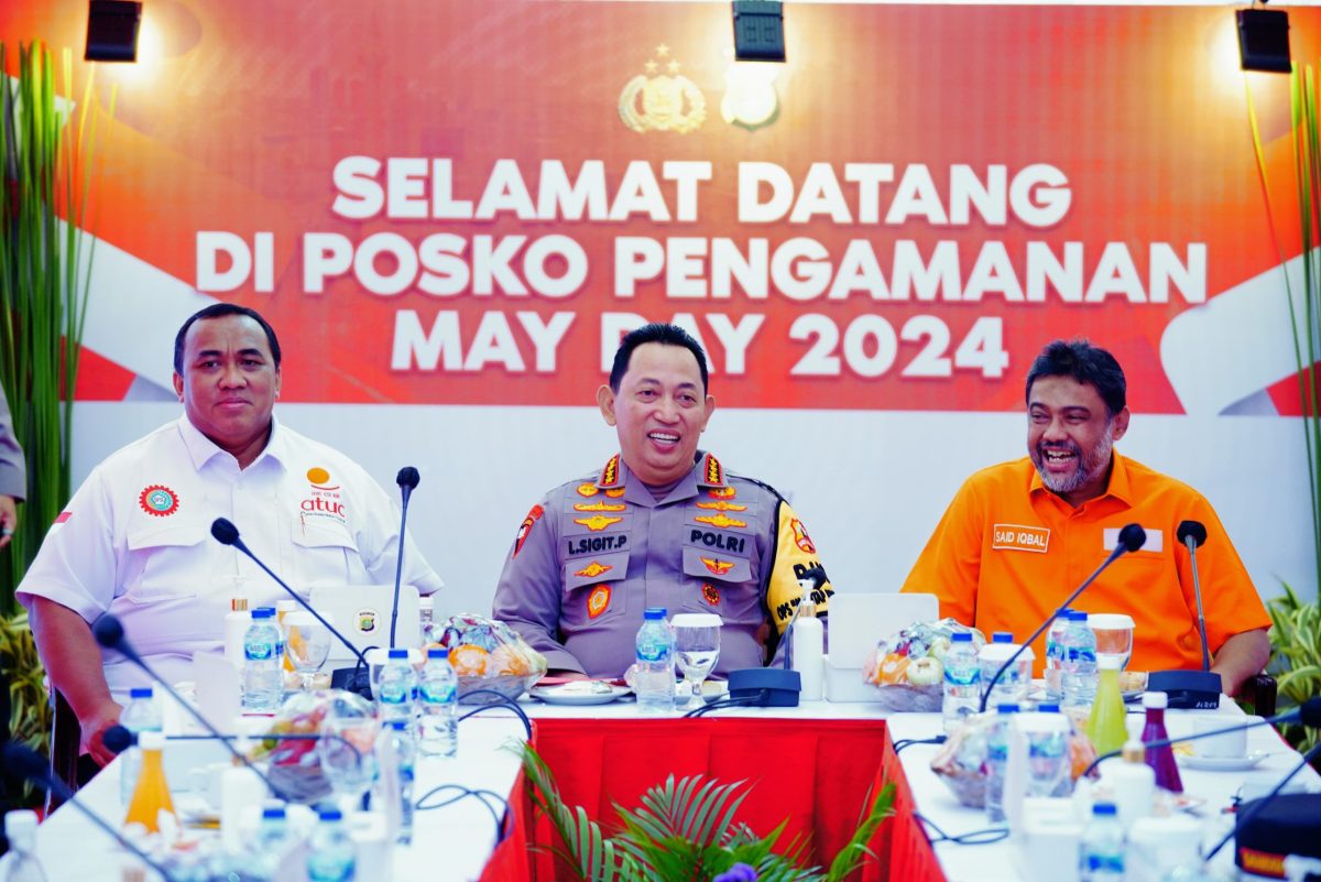 Kapolri Jenderal Listyo Sigit Prabowo meninjau langsung pengamanan peringatan aksi Hari Buruh Internasional atau May Day di Gelora Bung Karno (GBK), Jakarta, Rabu, 1 Mei 2024.