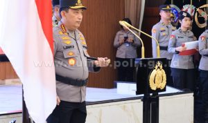 Kapolri Jenderal Listyo Sigit Prabowo beri kenaikan pangkat jajarannya. Terkini, giliran 17 Perwira Tinggi (Pati) dan Perwira Menengah (Pamen) mendapat kenaikan pangkat