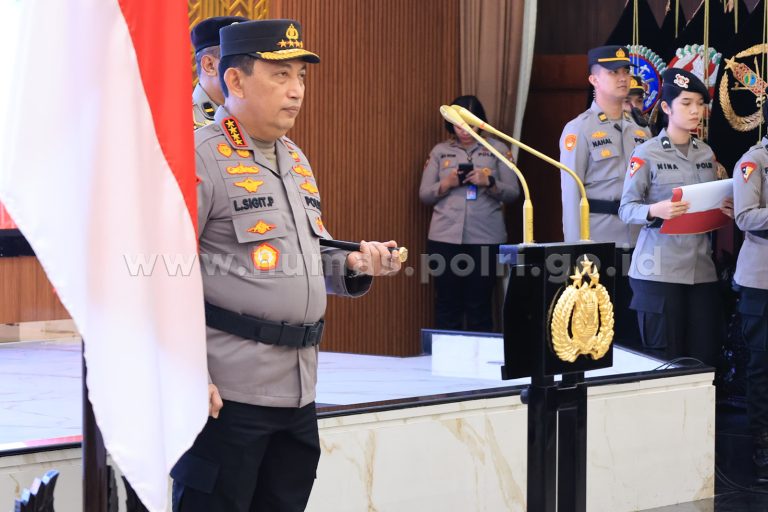 Kapolri Jenderal Listyo Sigit Prabowo beri kenaikan pangkat jajarannya. Terkini, giliran 17 Perwira Tinggi (Pati) dan Perwira Menengah (Pamen) mendapat kenaikan pangkat