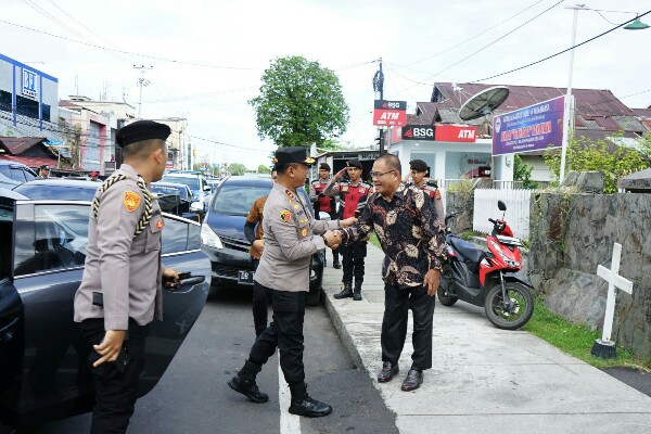 Polda Sulawesi Utara dan jajaran menggelar pengamanan ibadah Kenaikan Yesus Kristus, yang dilaksanakan di gereja-gereja, Kamis (9/5/2024).