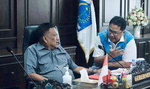 General Manager PLN Unit Induk Distribusi Sulawesi Utara, Sulawesi Tengah dan Gorontalo (UID Suluttenggo) Ari Dartomo (kanan) ketika menjelaskan skema penormalan sistem kelistrikan Tagulandang kepada Gubernur Sulawesi Utara Dr. (H.C.) Olly Dondokambey, S.E. (kiri).