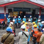 Senior Manager Distribusi PLN Unit Induk Distribusi Sulawesi Utara, Sulawesi Tengah dan Gorontalo (UID Suluttenggo) Husein Sobri (kedua dari kanan) bersama Manager Pembangkitan PLN UID Suluttenggo Robby Mandagi (kanan) yang ditunjuk sebagai Penanggung Jawab dan Ketua Tim Respon Cepat Recovery Sistem Kelistrikan Pulau Tagulandang memimpin apel pekerjaan penormalan jaringan listrik terdampak didampingi Senior Manager Keuangan, Komunikasi Dan Umum (KKU) W. Gautama (kedua dari kiri), Manager PLN Unit Pelaksana Pelayanan Pelanggan (UP3) Tahuna M. Fauzan (kiri), dan Manager Operasi Distribusi Utrecht Tauna (tengah).