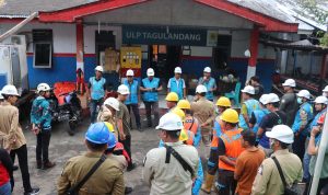 Senior Manager Distribusi PLN Unit Induk Distribusi Sulawesi Utara, Sulawesi Tengah dan Gorontalo (UID Suluttenggo) Husein Sobri (kedua dari kanan) bersama Manager Pembangkitan PLN UID Suluttenggo Robby Mandagi (kanan) yang ditunjuk sebagai Penanggung Jawab dan Ketua Tim Respon Cepat Recovery Sistem Kelistrikan Pulau Tagulandang memimpin apel pekerjaan penormalan jaringan listrik terdampak didampingi Senior Manager Keuangan, Komunikasi Dan Umum (KKU) W. Gautama (kedua dari kiri), Manager PLN Unit Pelaksana Pelayanan Pelanggan (UP3) Tahuna M. Fauzan (kiri), dan Manager Operasi Distribusi Utrecht Tauna (tengah).