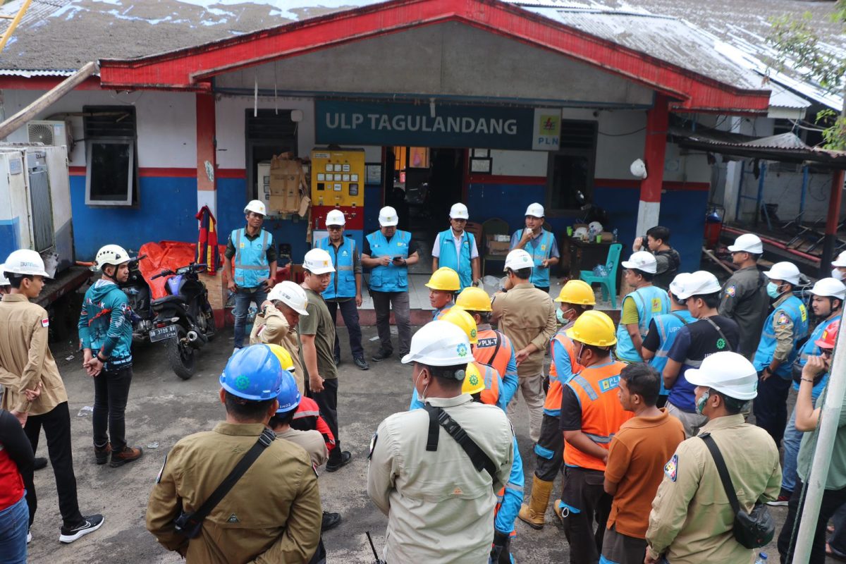 Senior Manager Distribusi PLN Unit Induk Distribusi Sulawesi Utara, Sulawesi Tengah dan Gorontalo (UID Suluttenggo) Husein Sobri (kedua dari kanan) bersama Manager Pembangkitan PLN UID Suluttenggo Robby Mandagi (kanan) yang ditunjuk sebagai Penanggung Jawab dan Ketua Tim Respon Cepat Recovery Sistem Kelistrikan Pulau Tagulandang memimpin apel pekerjaan penormalan jaringan listrik terdampak didampingi Senior Manager Keuangan, Komunikasi Dan Umum (KKU) W. Gautama (kedua dari kiri), Manager PLN Unit Pelaksana Pelayanan Pelanggan (UP3) Tahuna M. Fauzan (kiri), dan Manager Operasi Distribusi Utrecht Tauna (tengah).