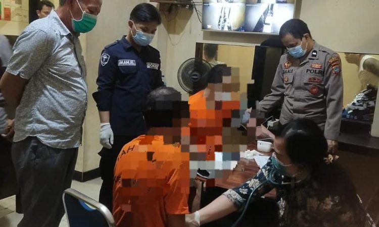 Tim Poliklinik Polresta Manado secara rutin mendampingi Satuan Tugas Tahanan dan Tahanan Istimewa (SAT Tahti) dalam melaksanakan pemeriksaan kesehatan berkala terhadap para tahanan yang berada di Rutan Polresta Manado.