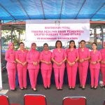 Wakil Ketua PD Bhayangkari Polda Sulut Ny. Antin Dachi bersama dengan Ketua PC Bhayangkari Polresta Manado Ny. Melanie Julianto melakukan aksi peduli yang menghangatkan hati.