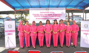 Wakil Ketua PD Bhayangkari Polda Sulut Ny. Antin Dachi bersama dengan Ketua PC Bhayangkari Polresta Manado Ny. Melanie Julianto melakukan aksi peduli yang menghangatkan hati.