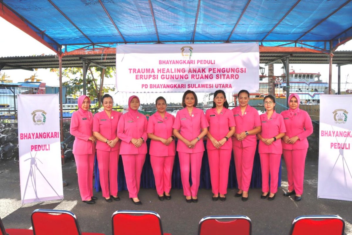 Wakil Ketua PD Bhayangkari Polda Sulut Ny. Antin Dachi bersama dengan Ketua PC Bhayangkari Polresta Manado Ny. Melanie Julianto melakukan aksi peduli yang menghangatkan hati.