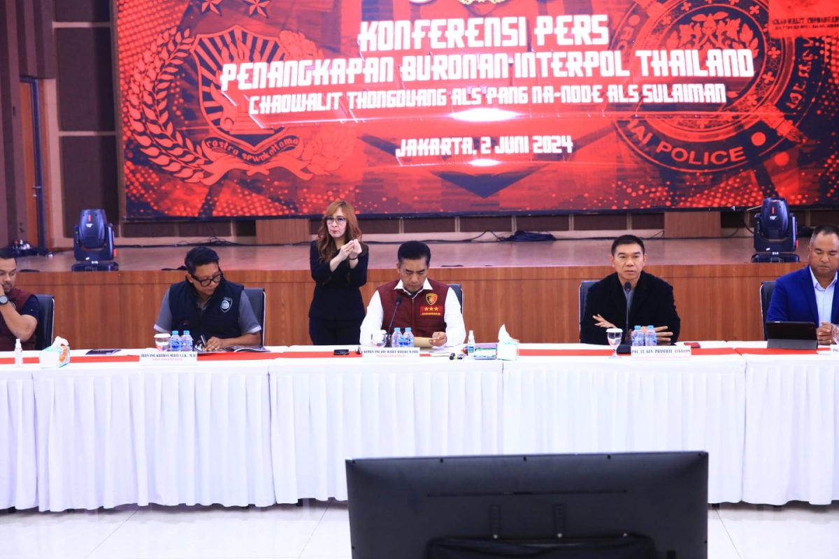 Buronan paling dicari di Thailand bernama Tongduang Chaowalit alias Pang Nardone, ditangkap Tim gabungan Divisi Hubungan Internasional Polri, Polda Sumatera Utara dan Polda Bali.