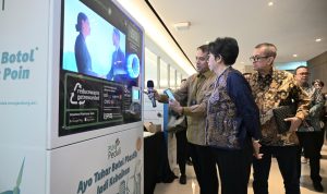Direktur Jenderal Pengelolaan Limbah, Sampah, dan Bahan Beracun Berbahaya Kementerian Lingkungan Hidup dan Kehutanan Rosa Vivien Ratnawati (kedua dari kiri) bersama Executive Vice President Komunikasi Korporat dan TJSL PLN Gregorius Adi Trianto (kiri) dan Penasihat Senior KLHK Agus Pambagio (kanan) saat mencoba mengumpulkan sampah botol plastik pada Reverse Vending Machine (RVM) yang berada di Kantor Pusat PLN, Jakarta, Selasa (25/6).