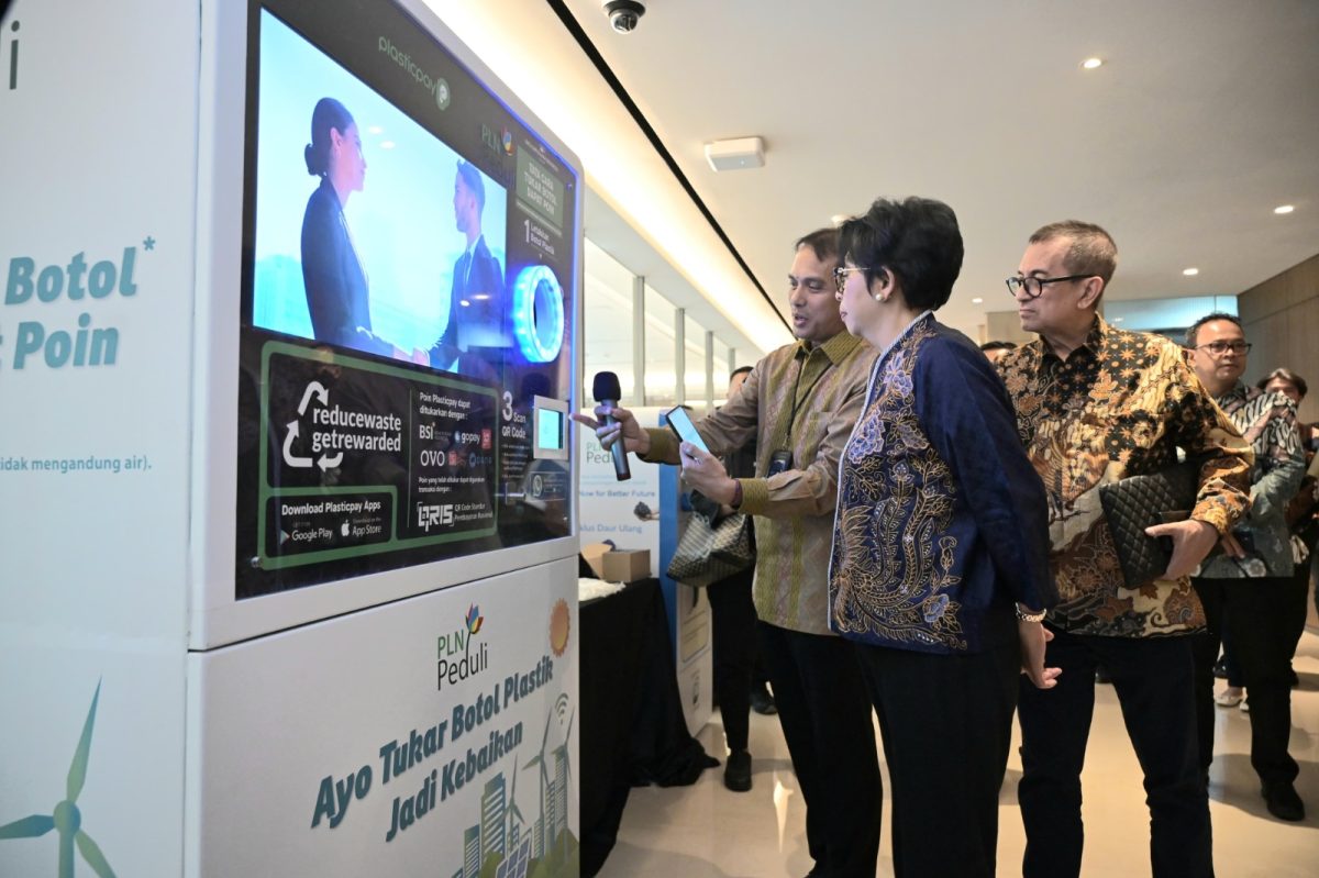 PLN Direktur Jenderal Pengelolaan Limbah, Sampah, dan Bahan Beracun Berbahaya Kementerian Lingkungan Hidup dan Kehutanan Rosa Vivien Ratnawati (kedua dari kiri) bersama Executive Vice President Komunikasi Korporat dan TJSL PLN Gregorius Adi Trianto (kiri) dan Penasihat Senior KLHK Agus Pambagio (kanan) saat mencoba mengumpulkan sampah botol plastik pada Reverse Vending Machine (RVM) yang berada di Kantor Pusat PLN, Jakarta, Selasa (25/6).
