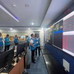 General Manager PLN UID Suluttenggo, Ari Dartomo saat meninjau langsung sistem kelistrikan dari Command Center Posko Siaga UP2D Suluttenggo