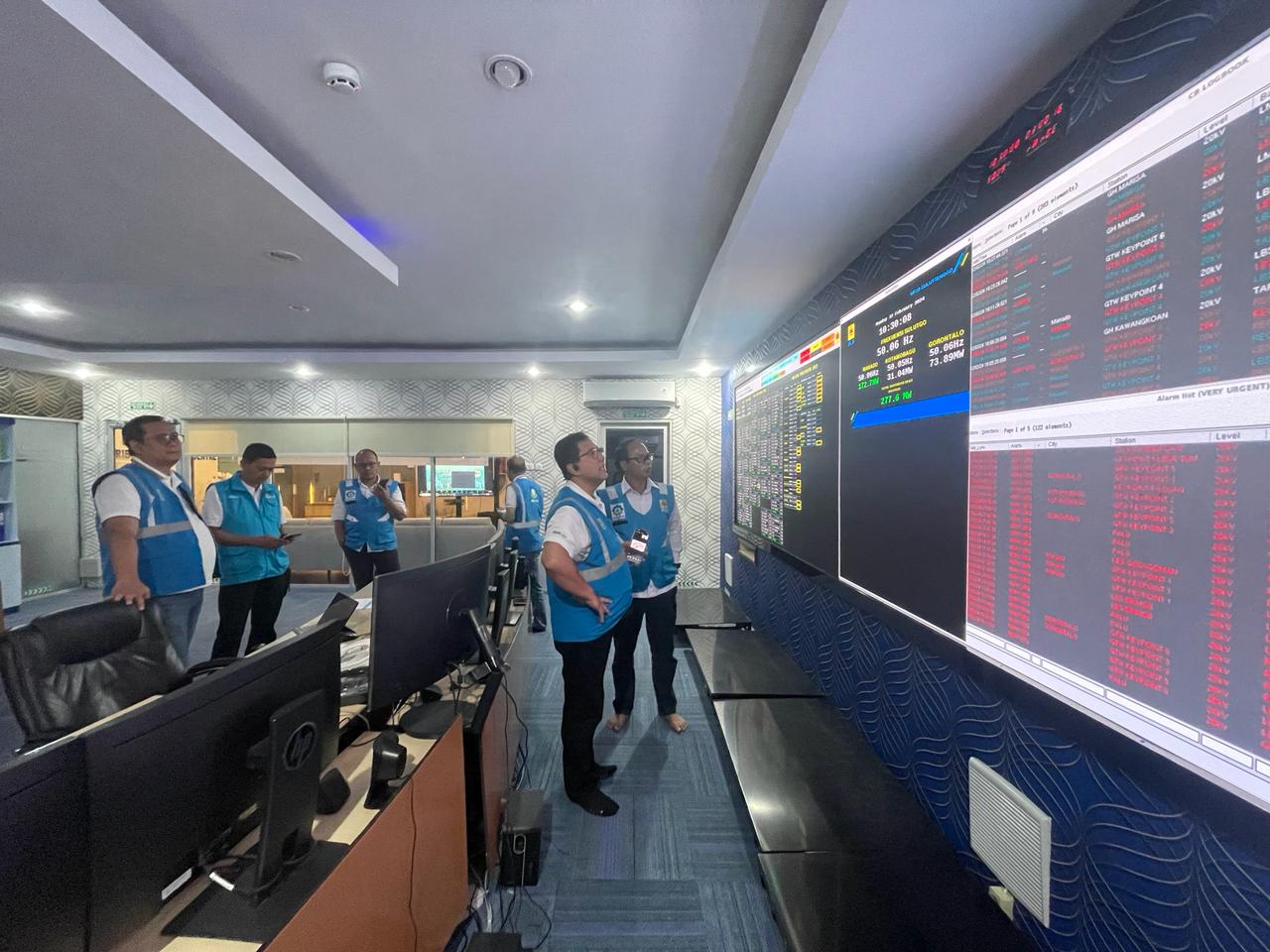 General Manager PLN UID Suluttenggo, Ari Dartomo saat meninjau langsung sistem kelistrikan dari Command Center Posko Siaga UP2D Suluttenggo