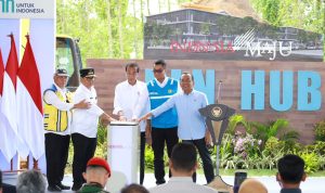 Peresmian groundbreaking pembangunan PLN Hub di Pusat Ibu Kota Negara (IKN) Nusantara yang dilakukan oleh Presiden Republik Indonesia Joko Widodo (tengah), Menteri Sekretaris Negara Praktikno (paling kanan), Menteri Pekerjaan Umum dan Perumahan Rakyat Basuki Hadimuljono (paling kiri), Direktur Utama PLN Darmawan Prasodjo (kedua dari kanan) dan Pj Gubernur Kalimantan Timur Akmal Malik (kedua dari kiri) pada Rabu (5/6).