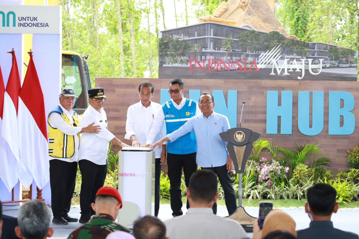 dirut pln Peresmian groundbreaking pembangunan PLN Hub di Pusat Ibu Kota Negara (IKN) Nusantara yang dilakukan oleh Presiden Republik Indonesia Joko Widodo (tengah), Menteri Sekretaris Negara Praktikno (paling kanan), Menteri Pekerjaan Umum dan Perumahan Rakyat Basuki Hadimuljono (paling kiri), Direktur Utama PLN Darmawan Prasodjo (kedua dari kanan) dan Pj Gubernur Kalimantan Timur Akmal Malik (kedua dari kiri) pada Rabu (5/6).