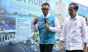 Presiden Republik Indonesia, Joko Widodo (kanan) ketika mendengar pemaparan dari Direktur Utama PLN, Darmawan Prasodjo (kiri) tentang pembangunan Integrated Renewable Energy Zone pertama dan terbesar di Tanah Air atau PLN Hub di pusat Ibu Kota Negara (IKN) Nusantara pada Rabu (5/6).