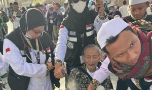 Polwan Bantu Jemaah Haji saat Cuaca Panas di Arab Saudi
