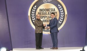 PLN meraih penghargaan Sapphire untuk kategori Best Enterprise in Regulatory Compliance. Penghargaan diserahkan kepada Direktur Manajemen Risiko PLN, Suroso Isnandar (kiri) oleh Chief Content Officer Hukumonline, Robert Sidauruk (kanan).