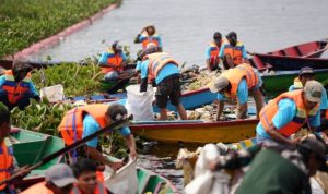 PT PLN (Persero) menggelar Green Employee Involvement di Kawasan Waduk Saguling, Kabupaten Bandung Barat, Jawa Barat, Senin (3/6).
